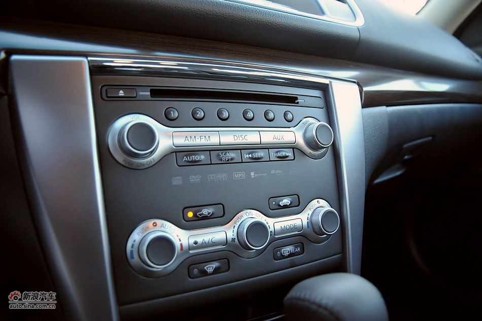 2011款天籁公爵内饰