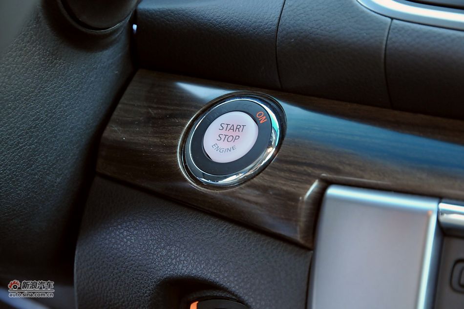 2011款天籁公爵内饰