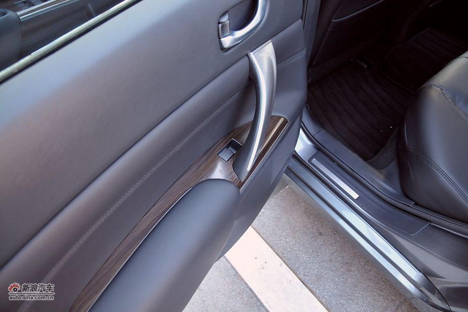 2011款天籁公爵内饰