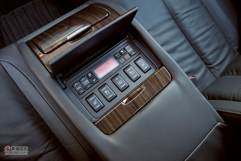 2011款天籁公爵内饰