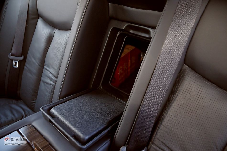 2011款天籁公爵内饰