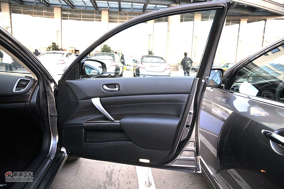 2011款天籁公爵内饰
