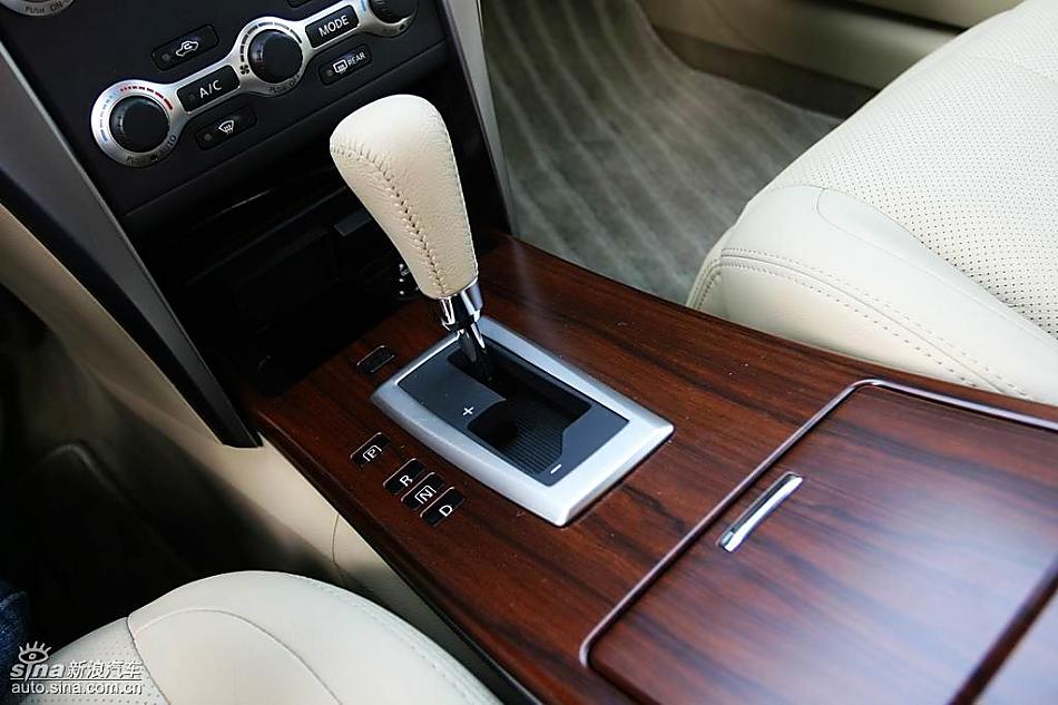 新一代天籁内饰