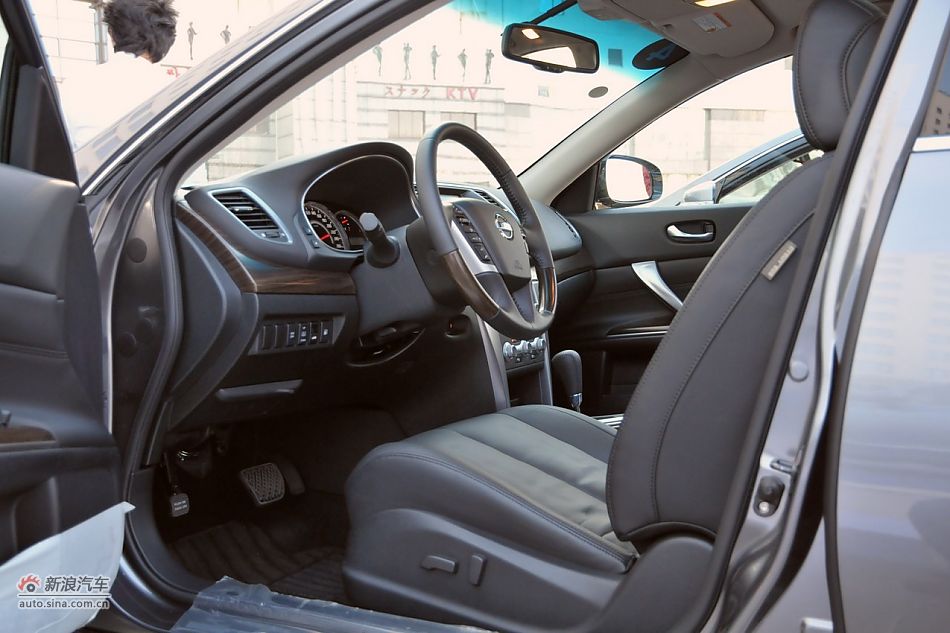 2011款天籁公爵内饰