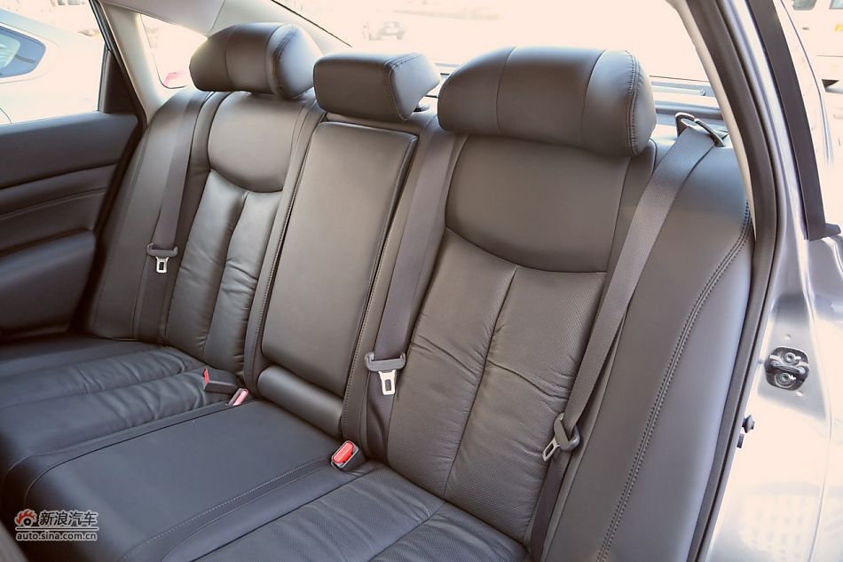 2011款天籁公爵内饰