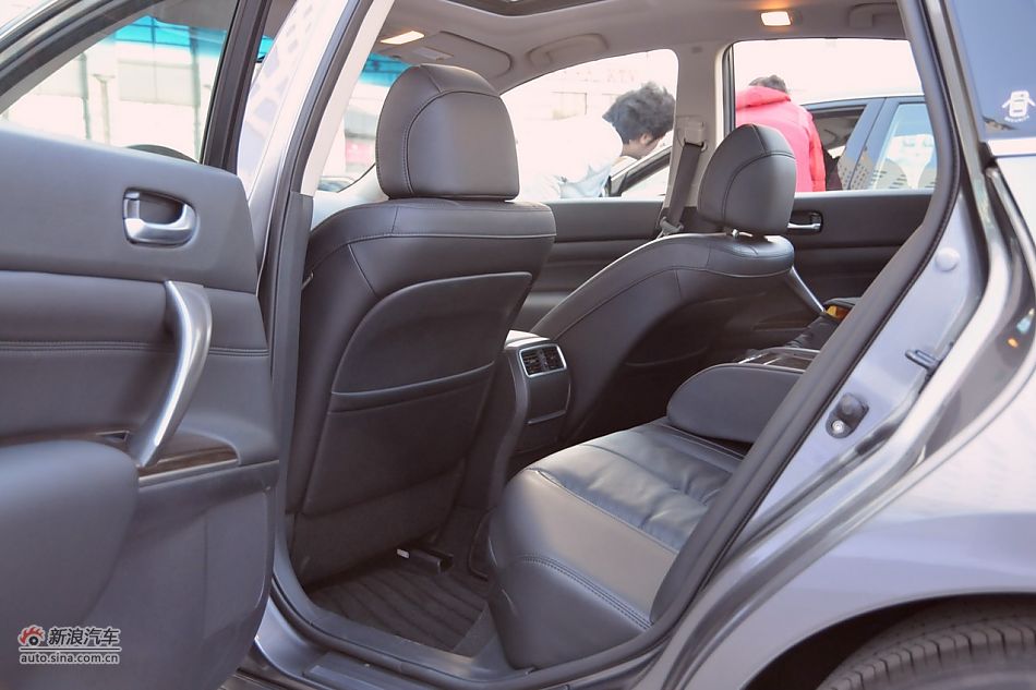 2011款天籁公爵内饰