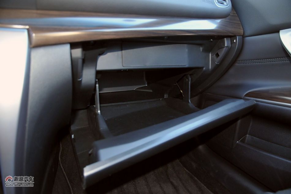 2011款天籁公爵内饰