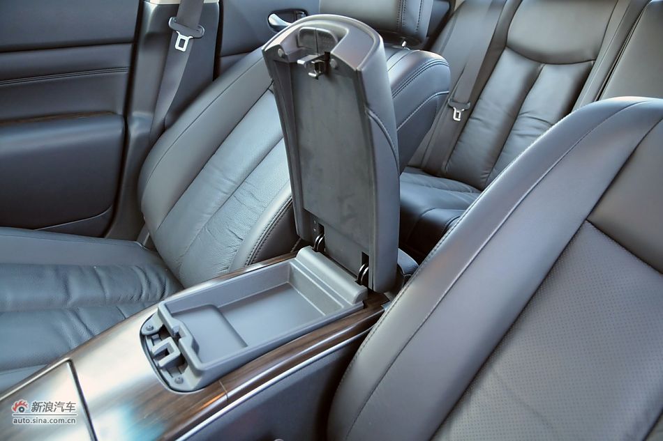 2011款天籁公爵内饰