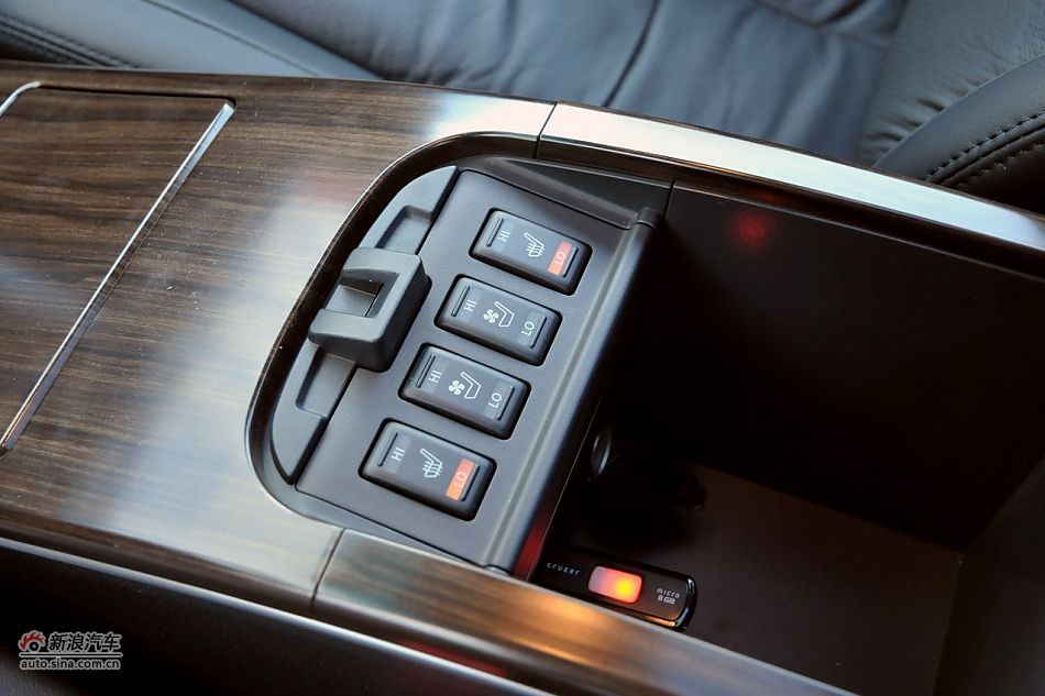 2011款天籁公爵内饰