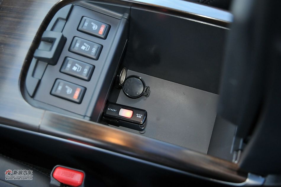 2011款天籁公爵内饰