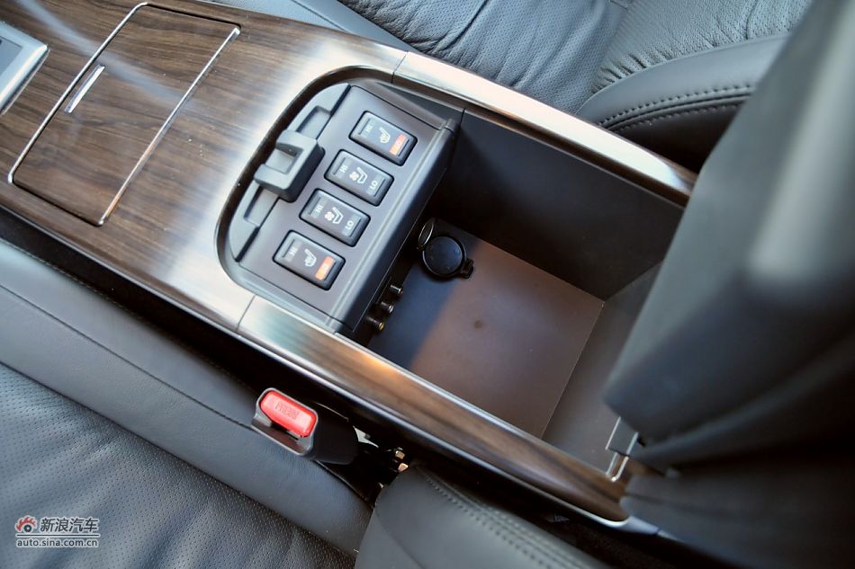 2011款天籁公爵内饰