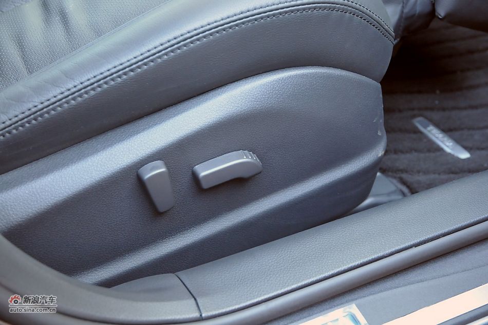 2011款天籁公爵内饰
