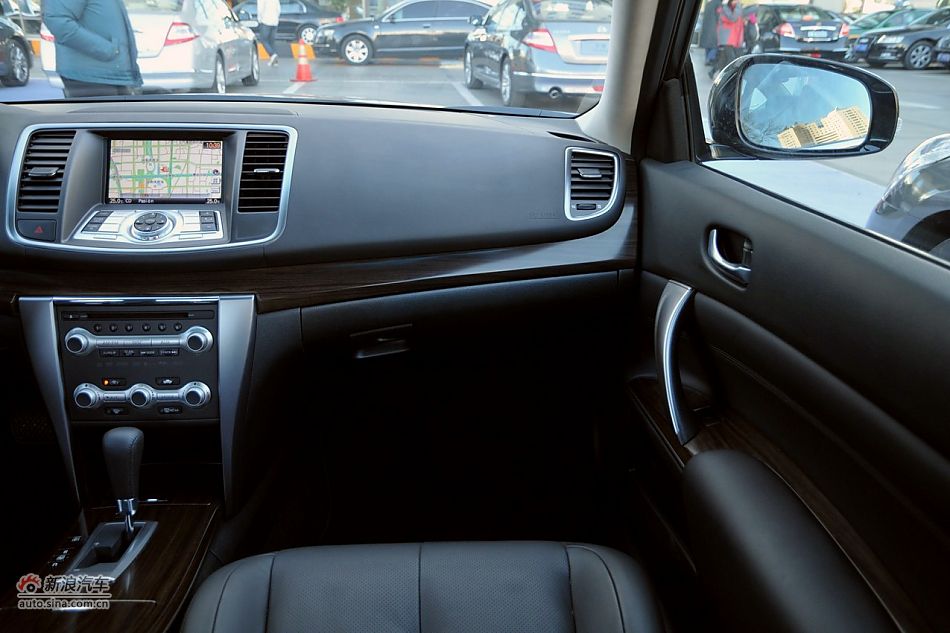 2011款天籁公爵内饰