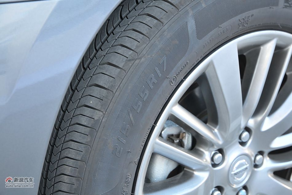 2011款天籁公爵外观细节