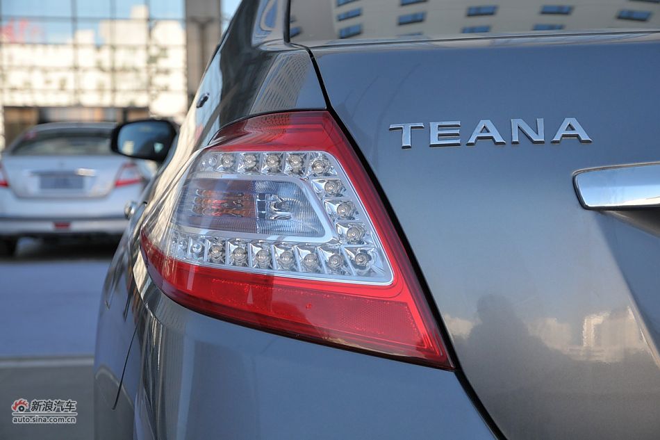 2011款天籁公爵外观细节