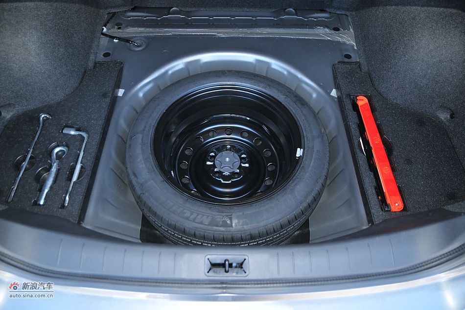 后备箱及备胎