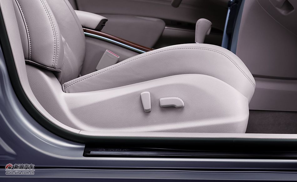 2011款天籁内饰