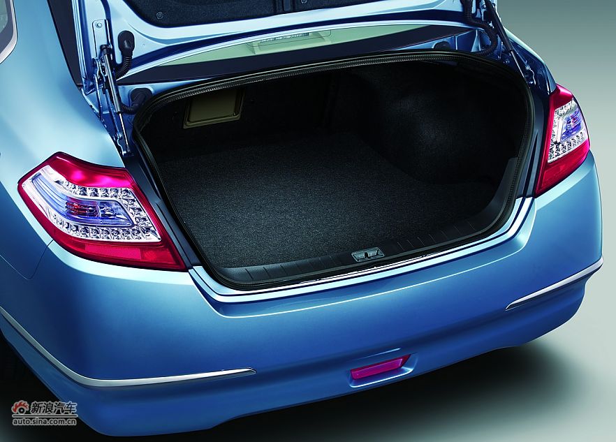 2011款天籁后备箱