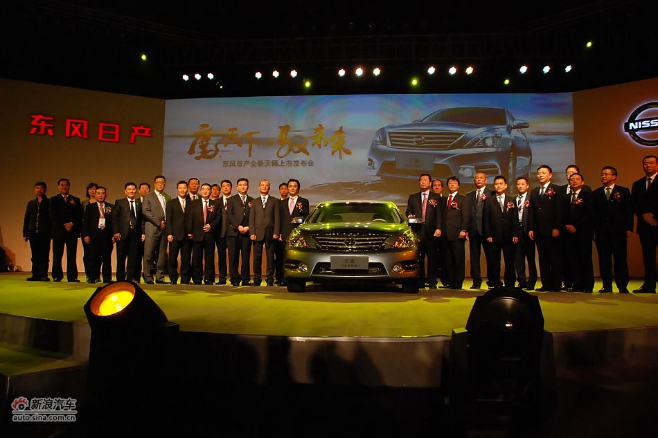 厂商和经销商代表合影