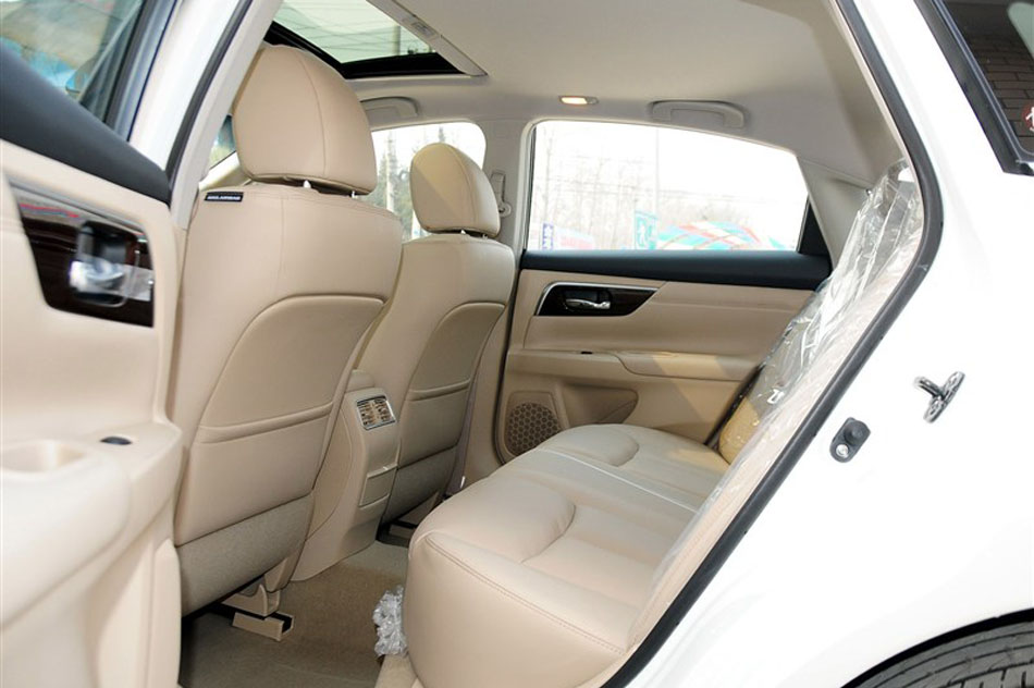 天籁 2013款 2.0L XL舒适版 座椅空间