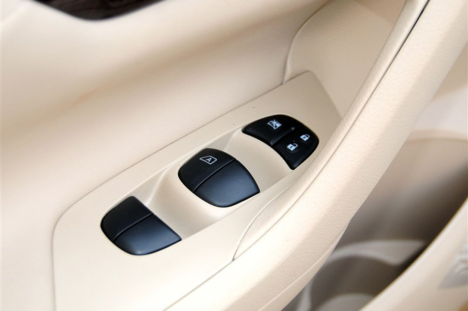 天籁 2013款 2.0L XL舒适版 座椅空间