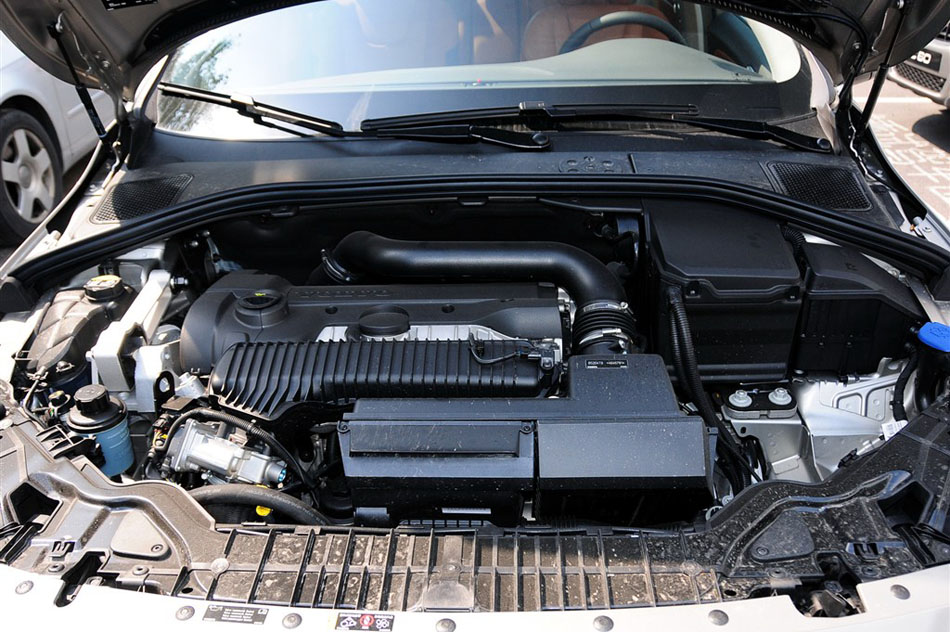 沃尔沃S60 2.0T T5 智雅版 引擎底盘