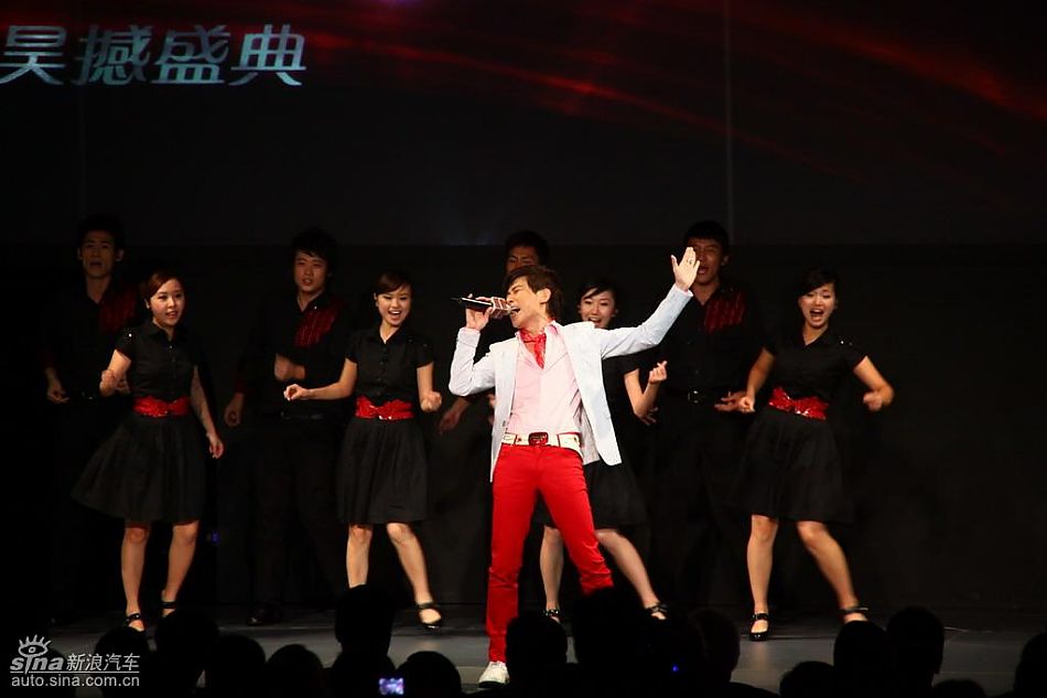 斯柯达昊锐上市现场歌手伍思凯表演歌曲