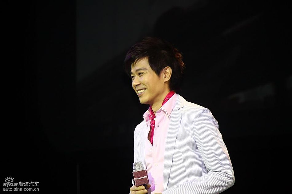 斯柯达昊锐上市现场歌手伍思凯表演歌曲