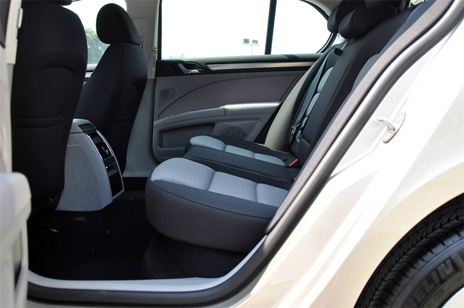 2012款 1.4TSI DSG 智雅版 座椅空间