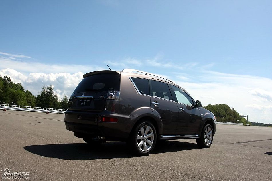 2010款三菱欧蓝德EX外观实拍图