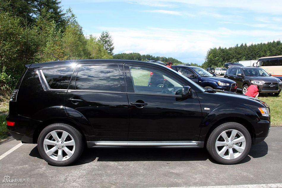 2010款三菱欧蓝德EX外观实拍图