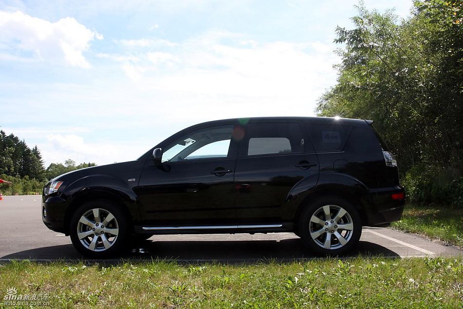 2010款三菱欧蓝德EX外观实拍图