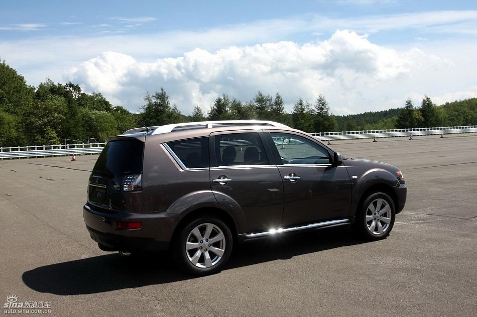 2010款三菱欧蓝德EX外观实拍图