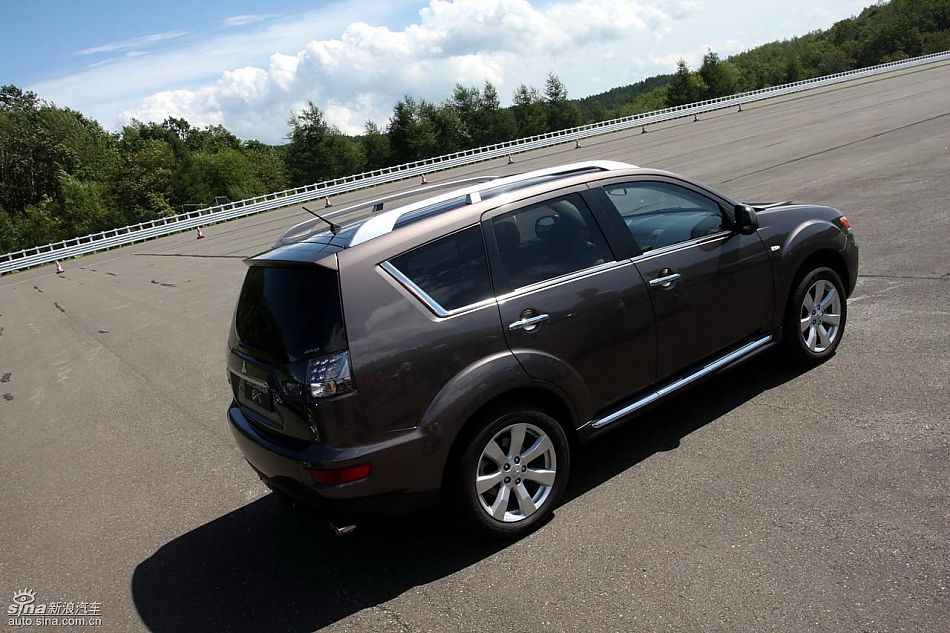 2010款三菱欧蓝德EX外观实拍图