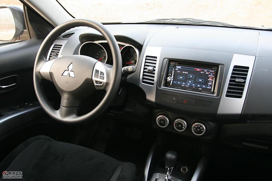 三菱欧蓝德EX劲界2.0运动版内饰及细节