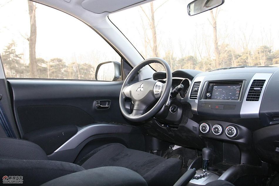 三菱欧蓝德EX劲界2.0运动版内饰及细节