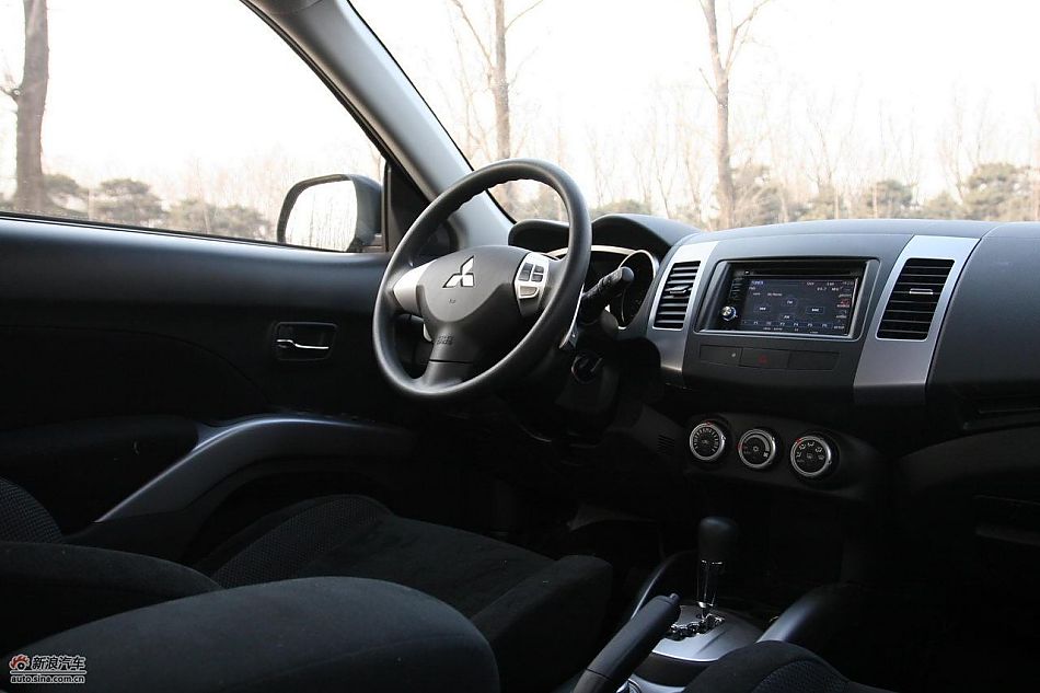 三菱欧蓝德EX劲界2.0运动版内饰及细节