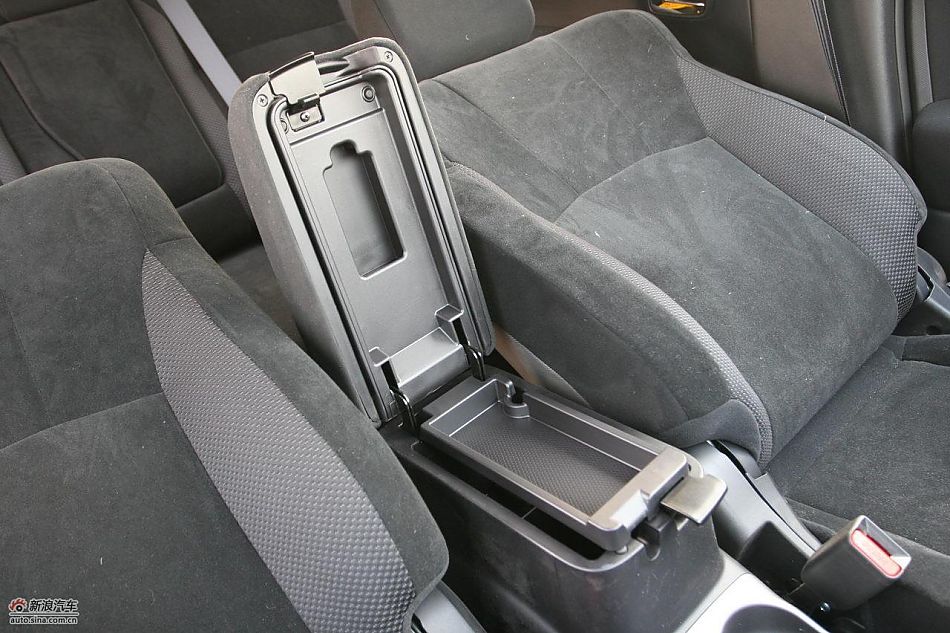 三菱欧蓝德EX劲界2.0运动版内饰及细节