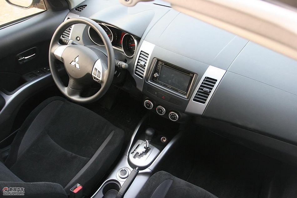 三菱欧蓝德EX劲界2.0运动版内饰及细节