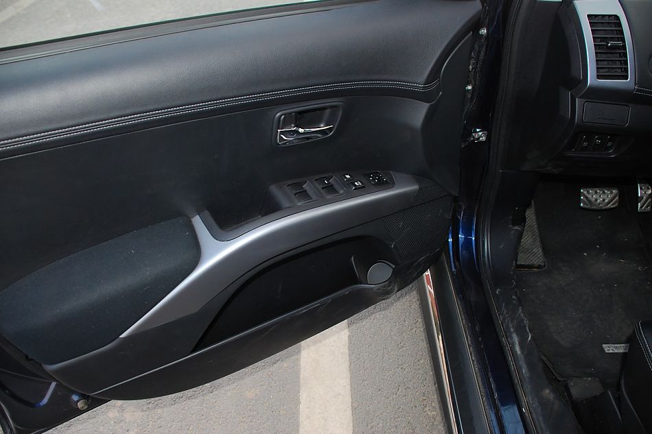 2010款欧蓝德EX3.0精英GT版内饰实拍