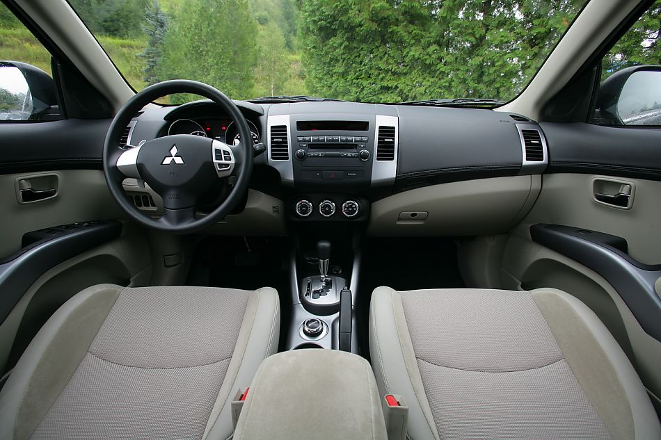 2010款三菱欧蓝德内饰资料图