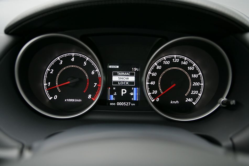 2010款三菱欧蓝德内饰资料图