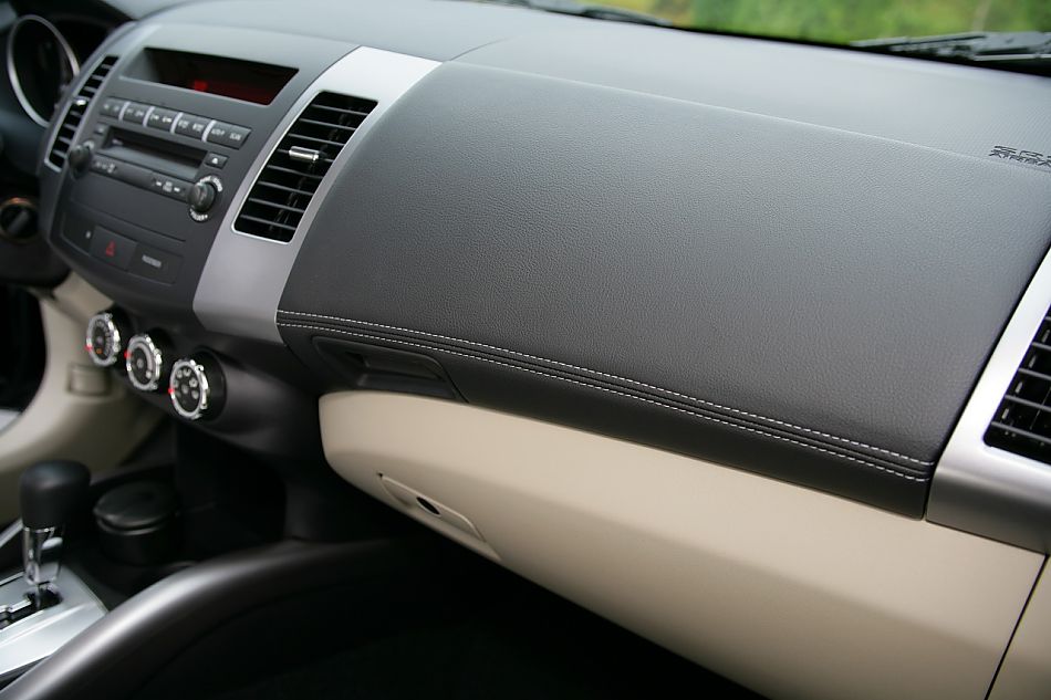 2010款三菱欧蓝德内饰资料图