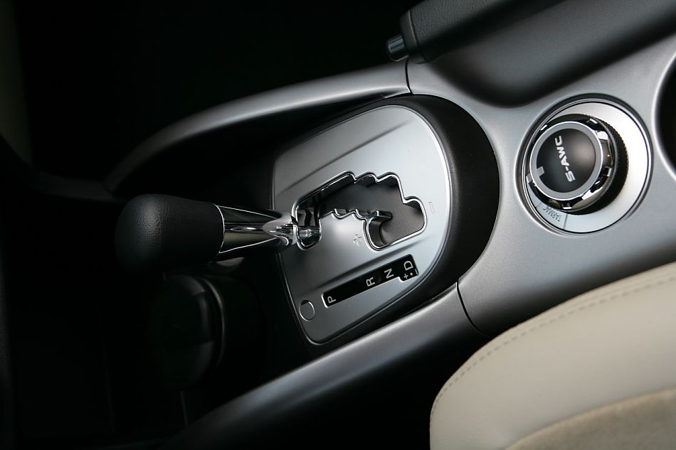 2010款三菱欧蓝德内饰资料图