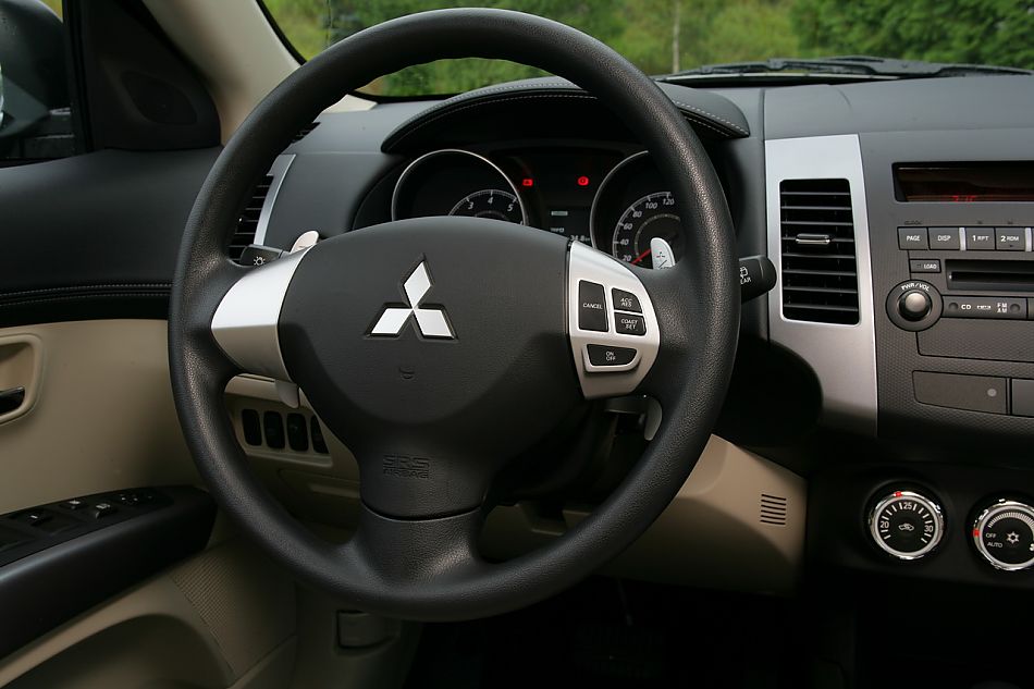 2010款三菱欧蓝德内饰资料图