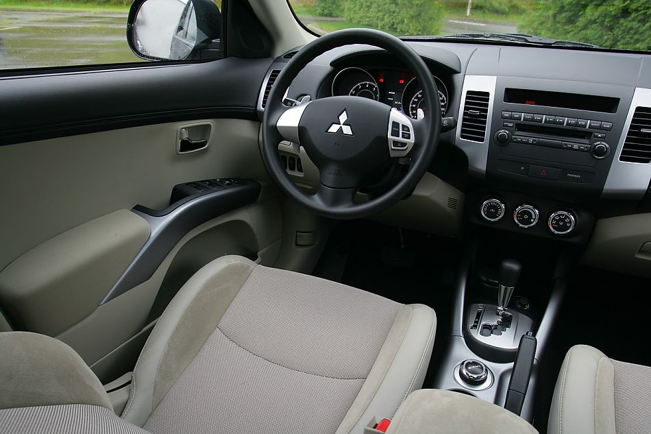 2010款三菱欧蓝德内饰资料图