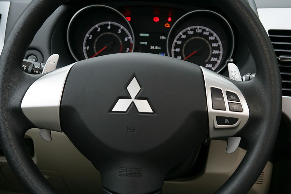 2010款三菱欧蓝德内饰资料图