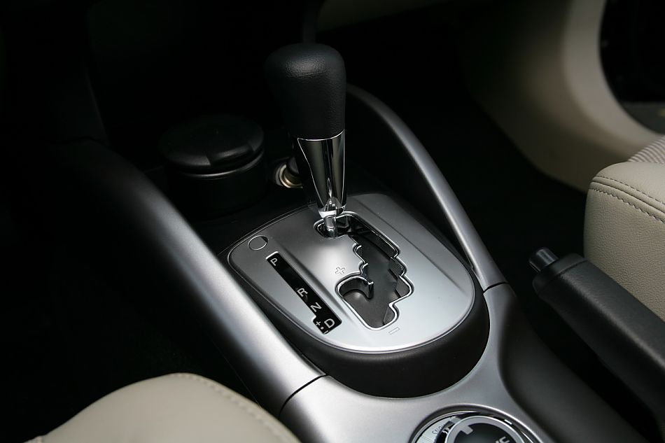 2010款三菱欧蓝德内饰资料图