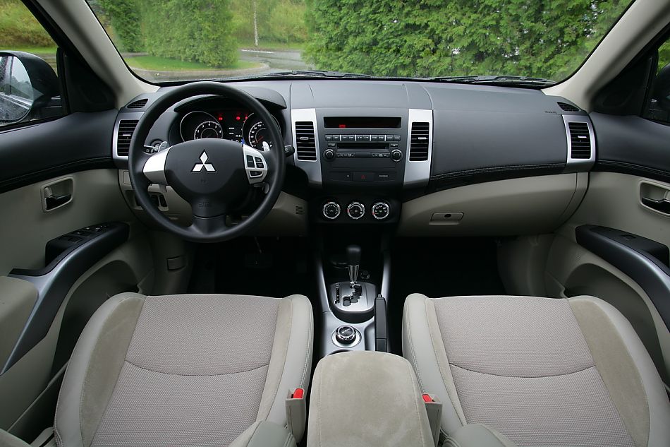 2010款三菱欧蓝德内饰资料图