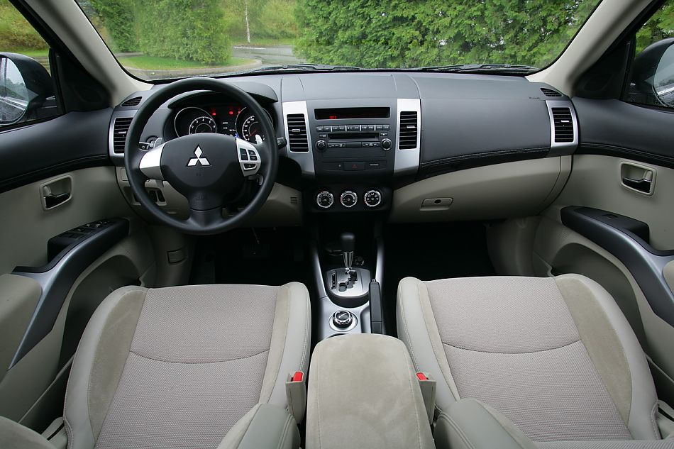 2010款三菱欧蓝德内饰资料图